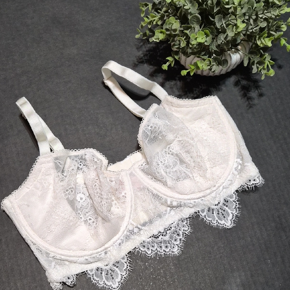 Victoria's Secret White Lace Underwire Bra